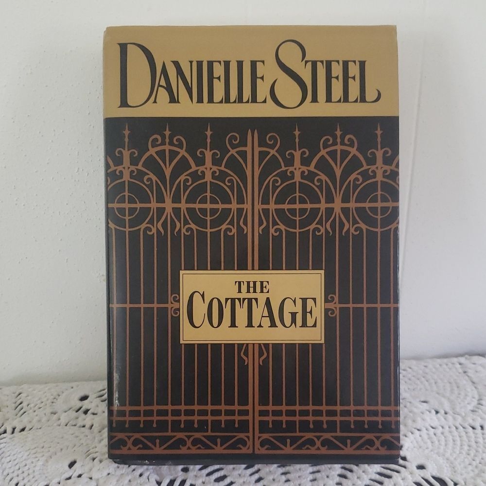 💚3/$20 Vintage Book - "The Cottage" by Danielle Steele (2002) - Large Print